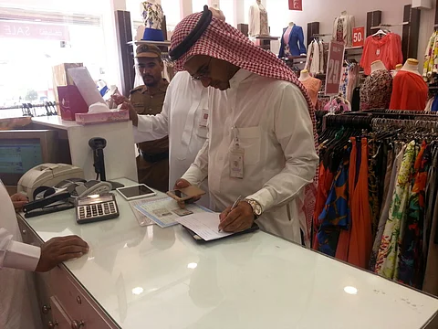 "عمل ينبع" ينفذ حملة تفتيشية على قطع غيار السيارات و محلات المستلزمات النسائية