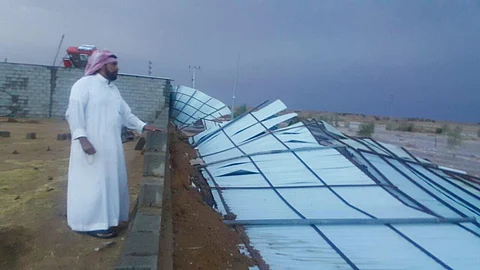 شاهد.. الأمطار والرياح تقتلع "الهناجر" واللوحات جنوب الخرمة