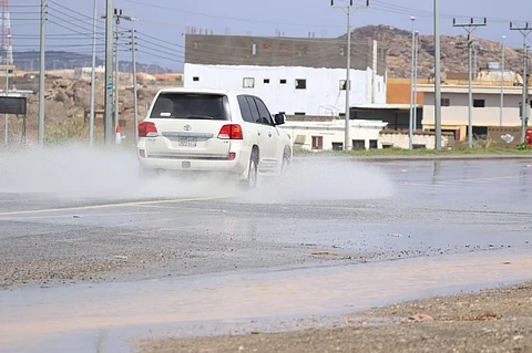 أمطار غزيرة على "شقصان".. والأهالي يلتزمون بتعليمات الدفاع المدني