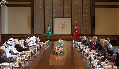 الملك سلمان: عالمنا الإسلامي يشهد عملاً استراتيجياً.. وواقعنا يحتم العمل لتحقيق الأمن والاستقرار والتنمية