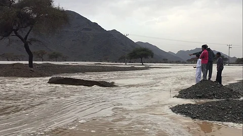 بالصور.. "مدني المدينة": غامرة احتجز مركبات وتعاملنا معها مباشرة