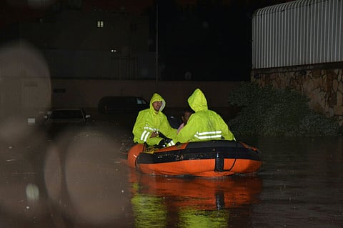 شاهد.. القوارب تنزل في شوارع الرياض .. لإنقاذ المحتجزين