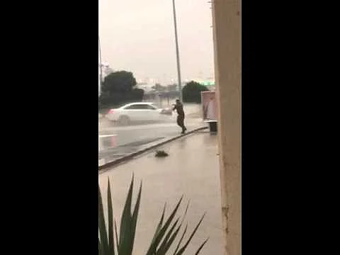 بالفيديو.. "رجل أمن" يرفع صورة ولي العهد بعد سقوطها بسبب الأمطار بالرياض