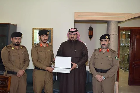 مدير مرور عسير يكرم "القحطاني" لتميزه