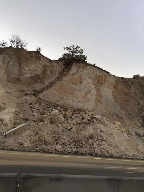 انهيار مقبرة ببني عمرو بفعل الأمطار.. والأهالي يطالبون ببناء جسر استنادي