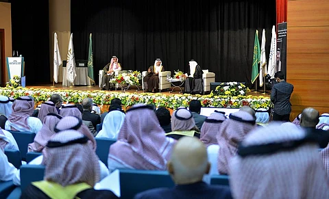 شاهد.. أمير الرياض يفتتح مباني كليات الشرق العربي ويرعى تخريج طلابها
