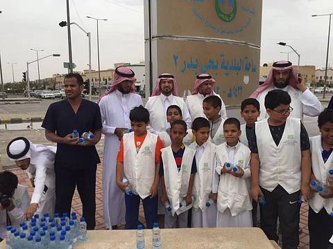 "لهم منا الدعاء".. 140 طالباً يشاركون بمبادرة السقيا على أرواح الشهداء بالرياض
