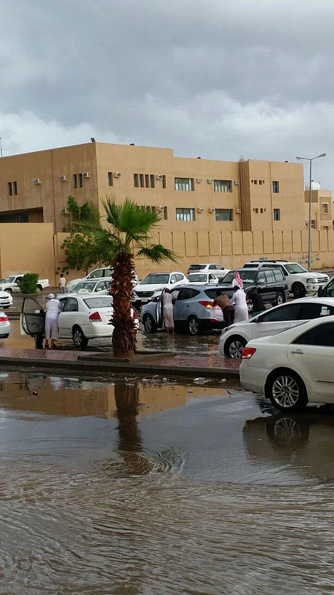 شاهد .. الأمطار تغمر شوارع جازان وتقطع الكهرباء .. "المدني" يحذّر والدراسة تستمر