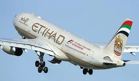 تلبية لرغبة عجوزين.. طائرة إماراتية تعود للهبوط بعد إقلاعها مباشرة