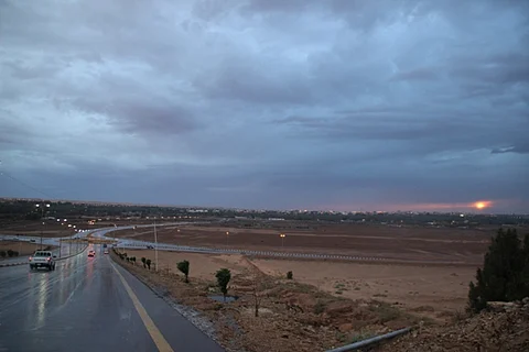 شاهد... بعد هطول الأمطار أهالي الجوف يخرجون للاستمتاع بالأجواء