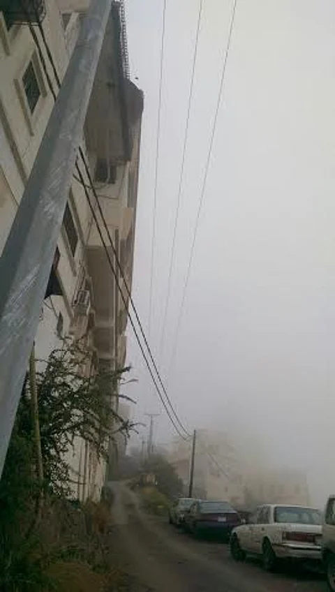 بالصور.. خطوط الضغط العالي تهدد عائلة بجبل فيفاء