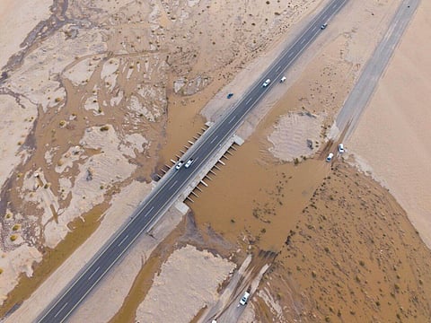 شاهد.. "سبق" ترصد من الجو قطع السيول لطريق المهمل غرب وادي الدواسر