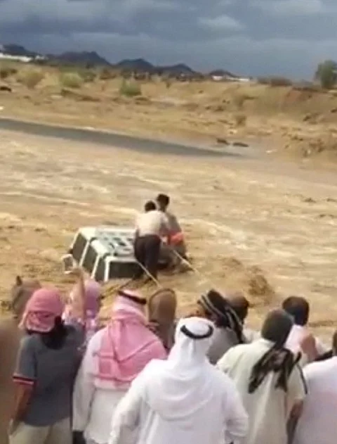 بالفيديو.. شجاعة المقيم "شوكت" تنقذ شابًّا سعوديًّا من الغرق في تثليث