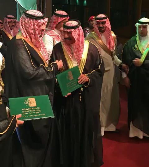 "العم عويضة" يتخرج من جامعة الجوف بعمر 63 عامًا