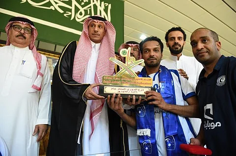 بالصور .. طائرة الهلال تحلق بدرع الدوري من أمام الأهلي