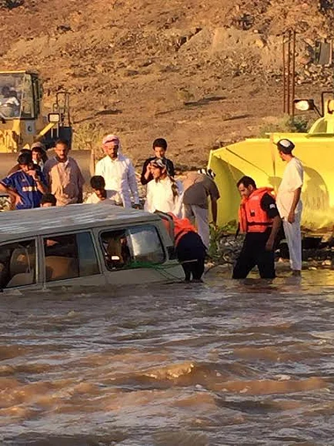 شاهد.. شيول لـ"المدني" يتدخل منقذاً مواطناً احتجزه وادي ترج فوق سيارته