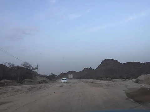 مواطن يوثق آثار السيول وانتشار الصخور والأتربة بطريق "ترج" بيشة