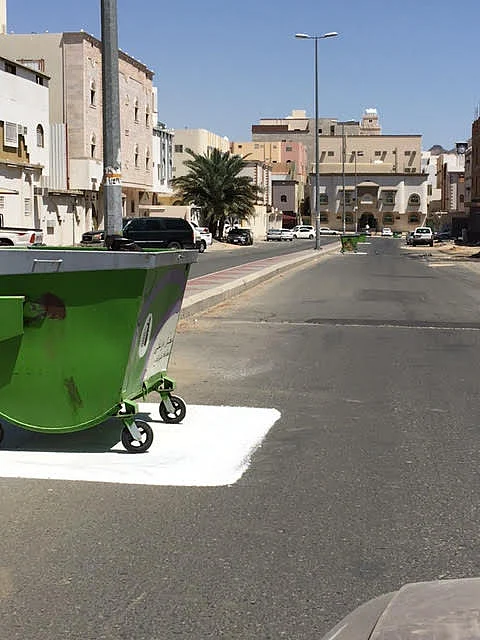شاهد.. أمانة "المقدسة" تضيِّق الشوارع بـ"حاويات النفايات" دون الرجوع "للمرور"