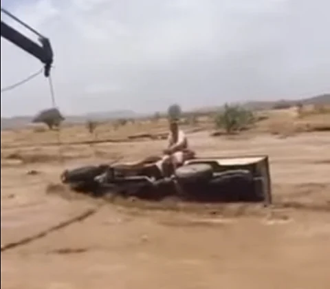 بالفيديو ... "مدني تثليث" ينقذ مواطنًا في وادي الثقن بـ"ونش" وطوق النجاة