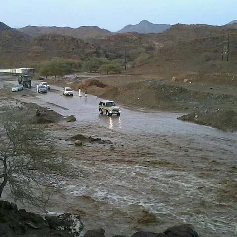 عابرو طريق لبوة بغامد الزناد يطالبون بإنشاء عبارات لوقف الحوادث المصاحبة للأمطار