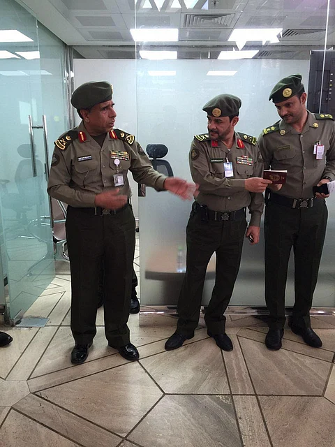 شاهد.. في جولة مفاجئة.. "اليحيى" يتفقد جوازات مطار الرياض