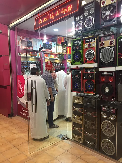 مكة.. "توثيق البصمة" بين تهرُّب مكاتب الاتصالات وجشع محال الجوالات