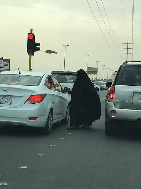 المتسولون بحيلهم الجديدة يقتحمون ميادين الشرقية.. ومطالب بمكافحتهم