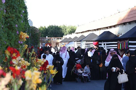الأميرة بسمة ووفود أجنبية يزورون مهرجان الورد في الطائف
