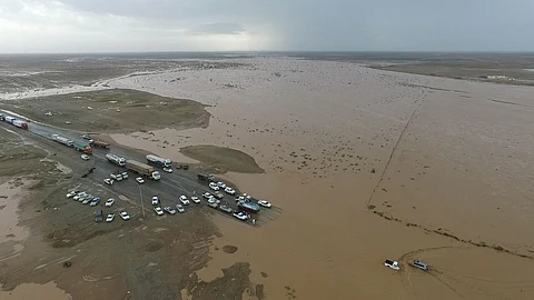 بالصور.. أمطار غزيرة على الخرمة.. والسيول توقف حركة المسافرين