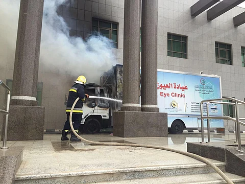 السيطرة على حريق "عيادة متنقلة" في مدخل إمارة جازان