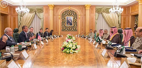 ولي ولي العهد يناقش مع وزير الدفاع الأمريكي التدخلات الإيرانية في شؤون دول المنطقة