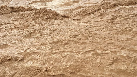بالصور.. أمطار غزيرة على عدة مراكز بشمال ينبع