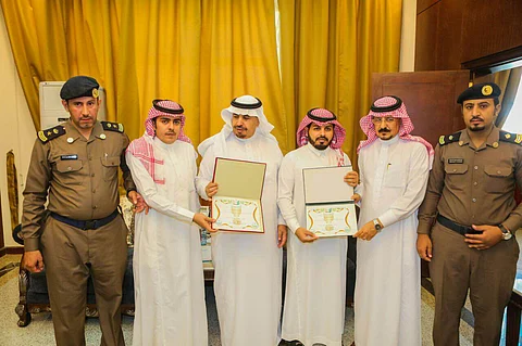 "نوط الإنقاذ" لمواطنيْن أنقذا طفلاً من الموت فى حريق بالدواسر