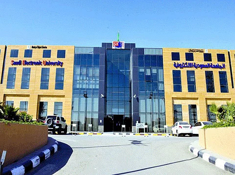 طلاب الأحساء يتفاجؤون باعتذار الجامعة الإلكترونية عن إتمام دراسة تخصصاتهم