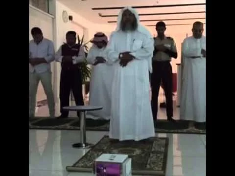 فيديو لفقيد المحراب "أيوب" يصلي بموظفي stc أثناء توثيقه للبصمة