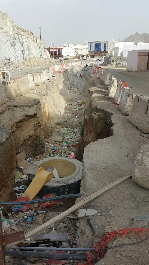 شاهد... حفر الموت تتربص بسكان مخطط 12 والأهالي: أصبحت مصيدة لأطفالنا