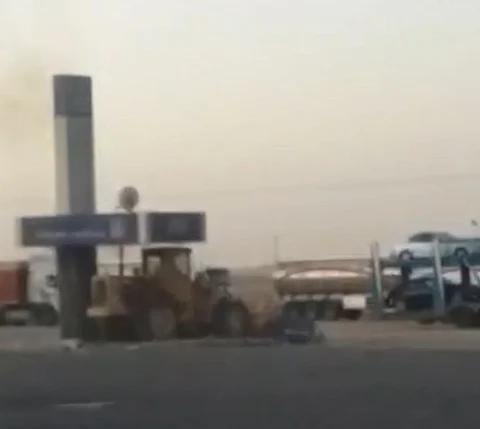 "شيول" يقتلع صرافة بمحطة وقود لتسهيل سرقتها بالقرب من الجوف