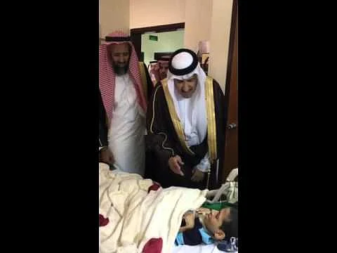 "فيصل بن سلمان" يحقِّق رغبة شاب معاق طلب زيارته في المستشفى