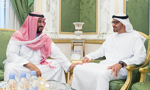 ولي ولي العهد يستعرض العلاقات الثنائية مع ولي عهد أبوظبي