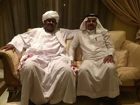 رجل أعمال سوداني يحتفي بطبيب سعودي بعد علاجه لأحد المرضى
