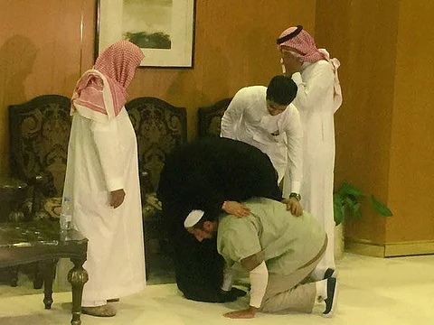 أسر 9 يمنيين مُفرج عنهم يشكرون الملك وولي عهده على تسهيلات استقبالهم بالرياض