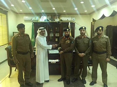 مواطن يغامر بنفسه لإنقاذ طفلة سقطت وسط سيل "وادي نجران"