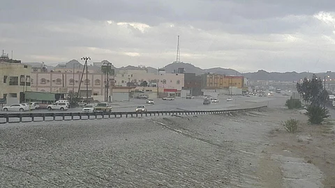 بالصور والفيديو.. "بردية" وسيول جارفة تضربان شمال الطائف