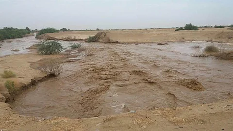 شاهد.. "وادي يبه" يشهد سيولاً منقولة و"المدني" و"الطرق" يستعدّان للطوارئ