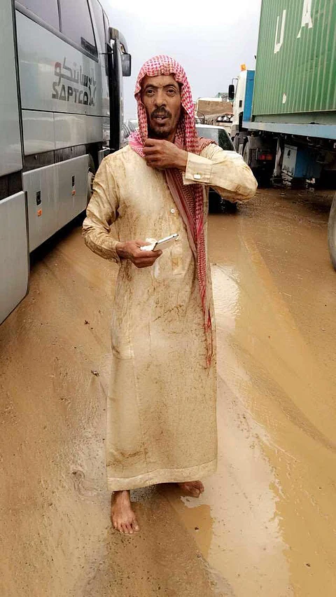 رجل أمن متقاعد يروي: هكذا أنقذنا أربعينية وابنها من سيل جرفهما بالطائف