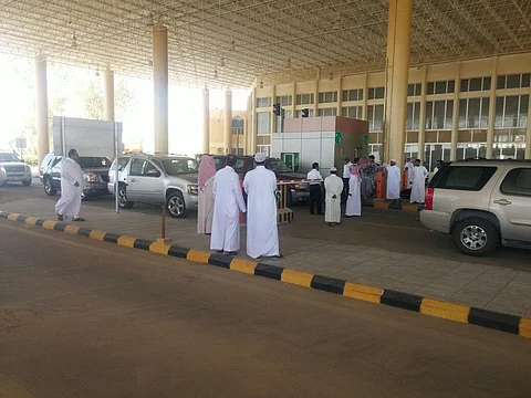 منع السيارات السعودية من العبور للكويت عبر "الرقعي"