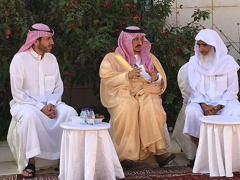 شاهد.. أمير الرياض يقدم تعازيه لأسرة "العثيمين"