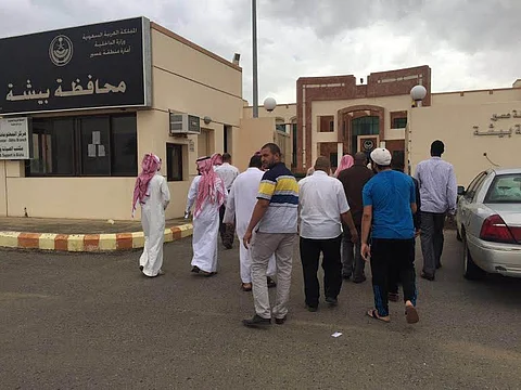 معلمو مدرسة أهلية يشتكون لمحافظة بيشة لعدم صرف رواتبهم لـ 3 أشهر