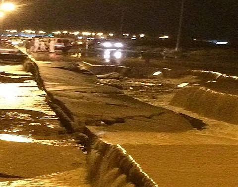 شاهد.. سيول منقولة تقتلع طريق بـ"رنية" وعائلة تنجو بأعجوبة
