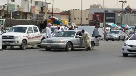 "سبق" ترصد عودة الباعة الجائلين إلى البسطات بحراج بن قاسم